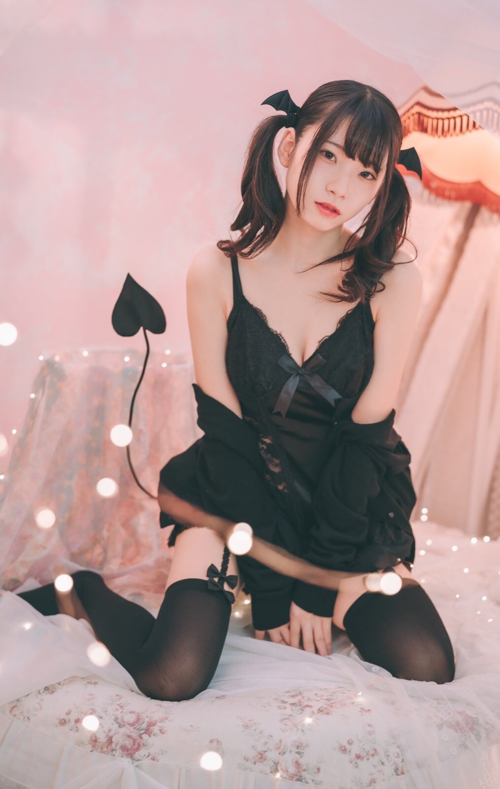 【Cosplay欣赏】岛国COSER《紅羽りお》写真集，白皙肌肤黑丝美腿吸睛！