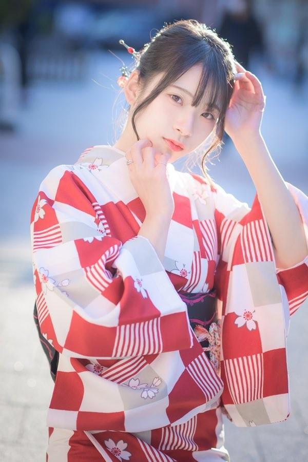 【Cosplay欣赏】岛国COSER《紅羽りお》写真集，白皙肌肤黑丝美腿吸睛！