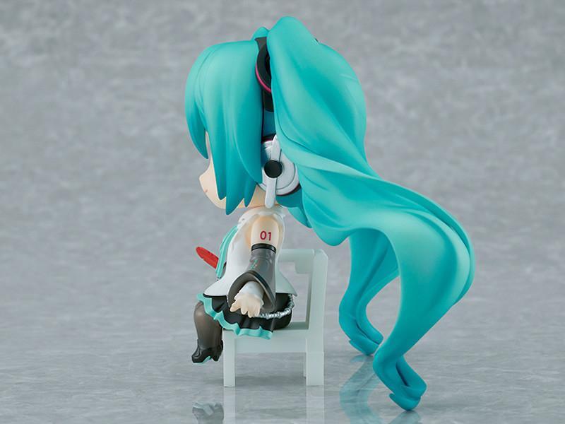 GSC《Vocaloid》初音未来NT 红羽毛Ver.坐吧黏土人手办开定