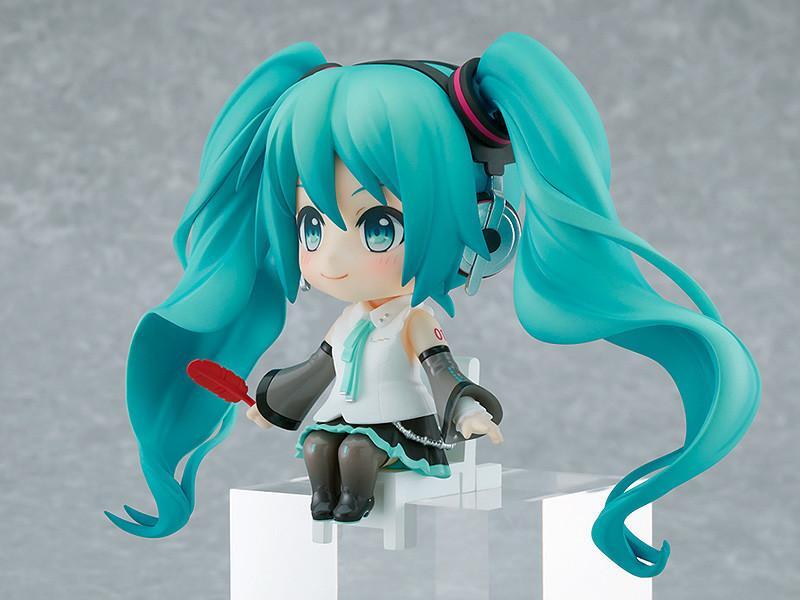 GSC《Vocaloid》初音未来NT 红羽毛Ver.坐吧黏土人手办开定