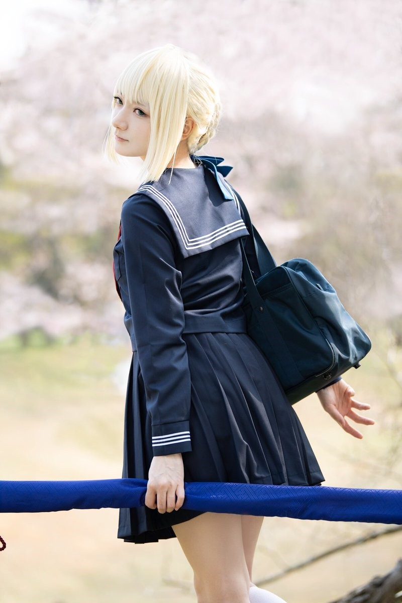 【COSPLAY欣赏】日本妹子COS《Fate》Saber 真羡慕吃不胖的体质