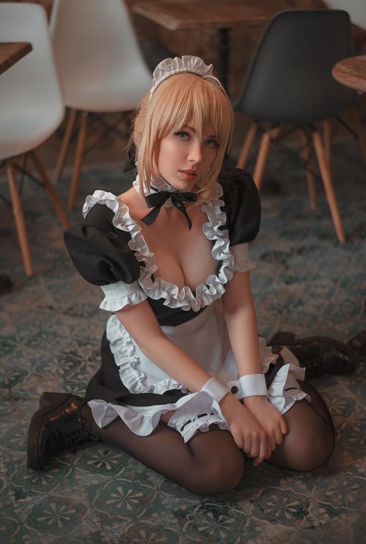 【Cosplay欣赏】俄罗斯妹子扮演《Fate》女仆装Saber 黑丝长腿很撩