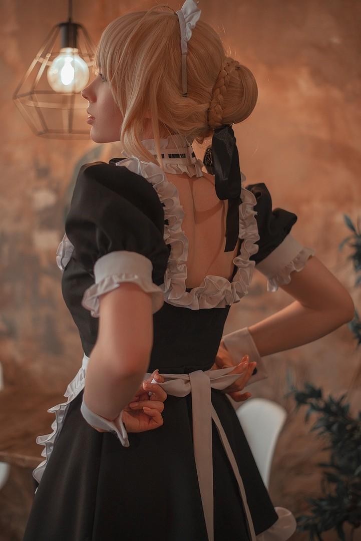 【Cosplay欣赏】俄罗斯妹子扮演《Fate》女仆装Saber 黑丝长腿很撩