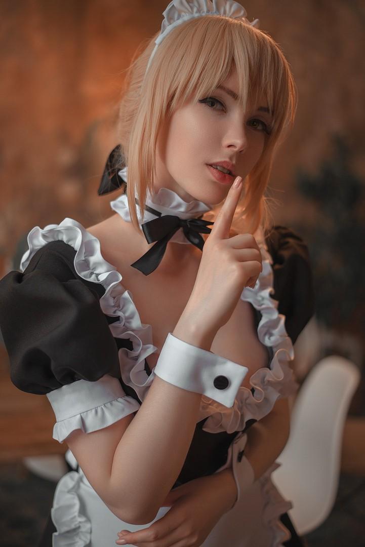 【Cosplay欣赏】俄罗斯妹子扮演《Fate》女仆装Saber 黑丝长腿很撩