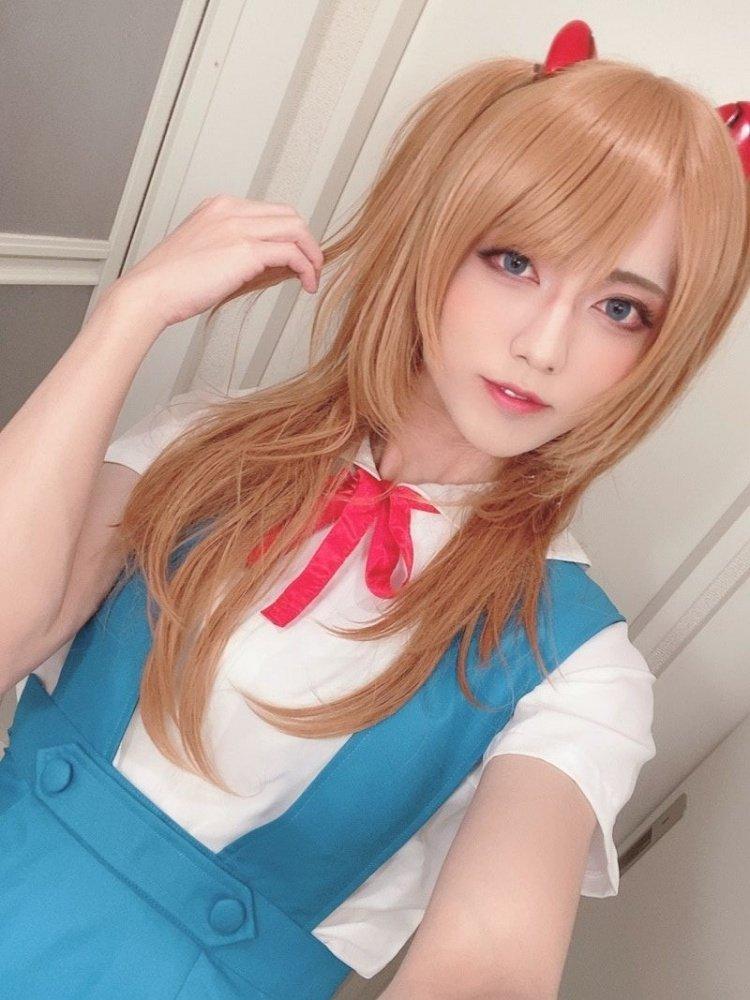 Coser 「变身」前后的冲击引发网友热议