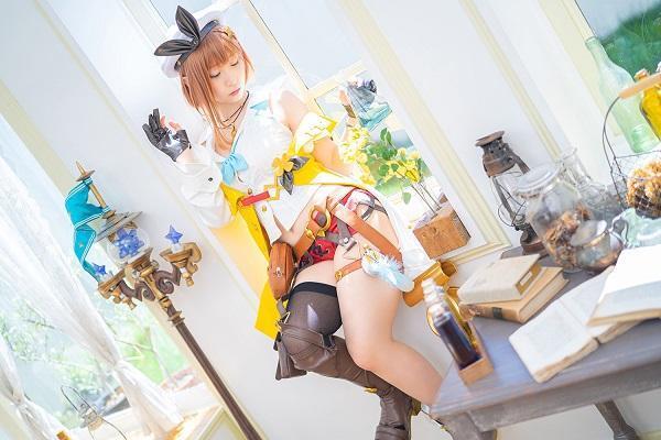 【Cosplay欣赏】伊织萌《莱莎的链金工房２》售前喷血Cos写真！